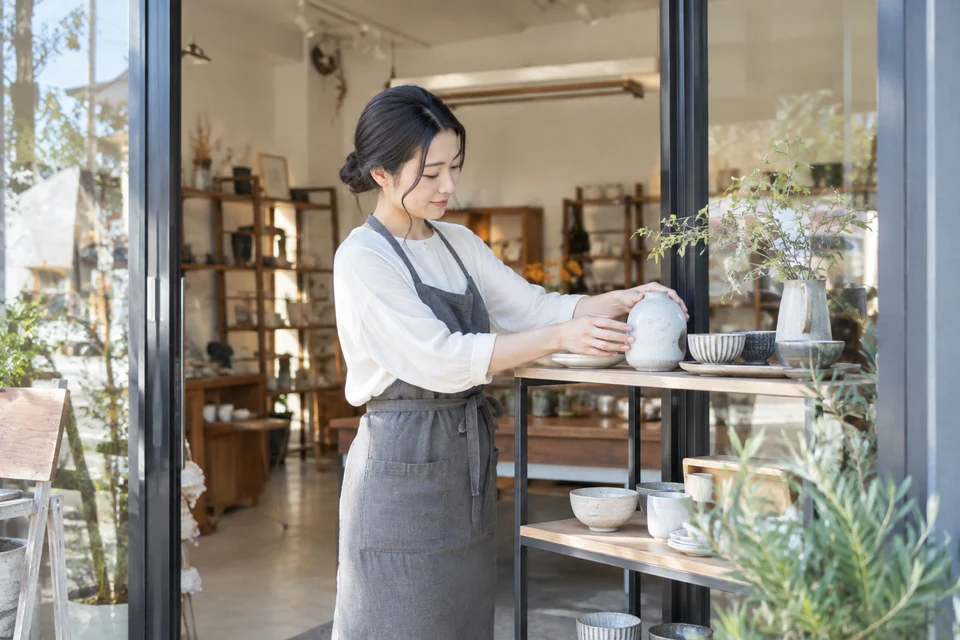 開業した店舗で準備を進める経営者のイメージ